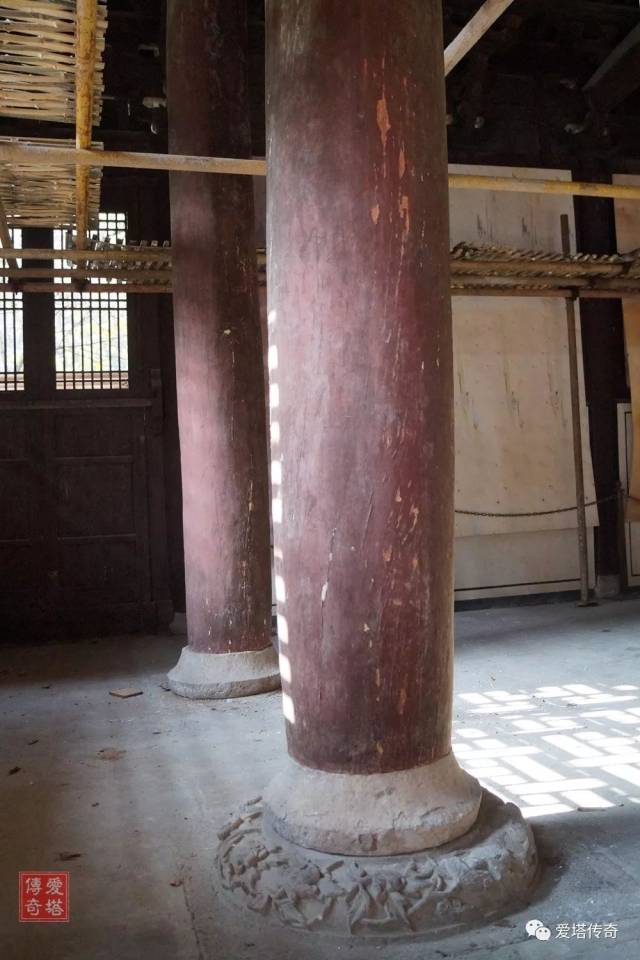 【下部也有收分的梭柱】延福寺内有两口早期的大钟,其中一口铁钟铸造