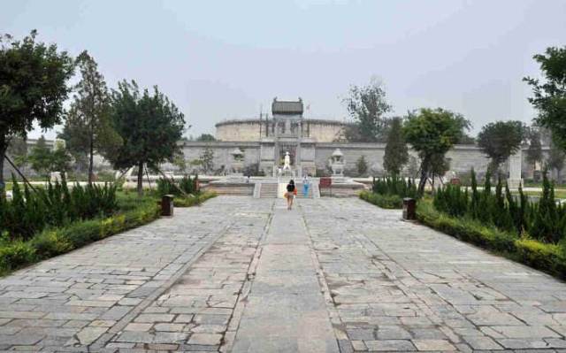 次妃墓明楼和宝顶2004年元月起,北站区更名为凤泉区)人民政府出台了