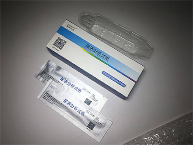 需要工具:手机一部,掌医ac-11尿检试纸套装步骤:1,手机尽量选择照相