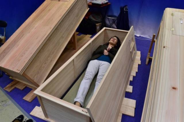 实拍日本殡仪展览,遗体美容师现场为"死者"整容