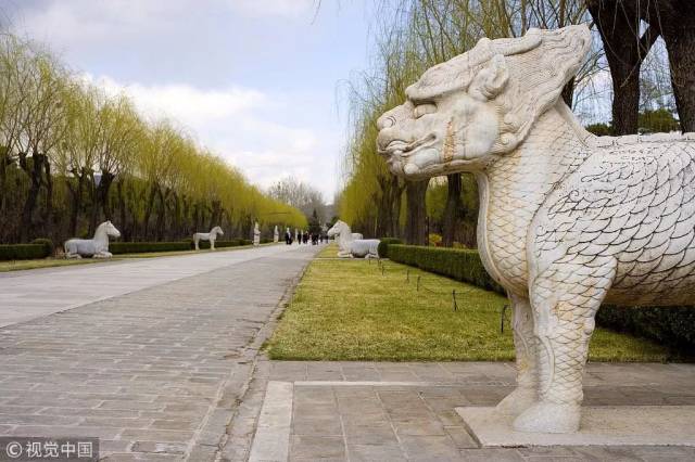 圆明园曾以其宏大的地域规模,精美的建筑景群,丰富的文化收藏和民族