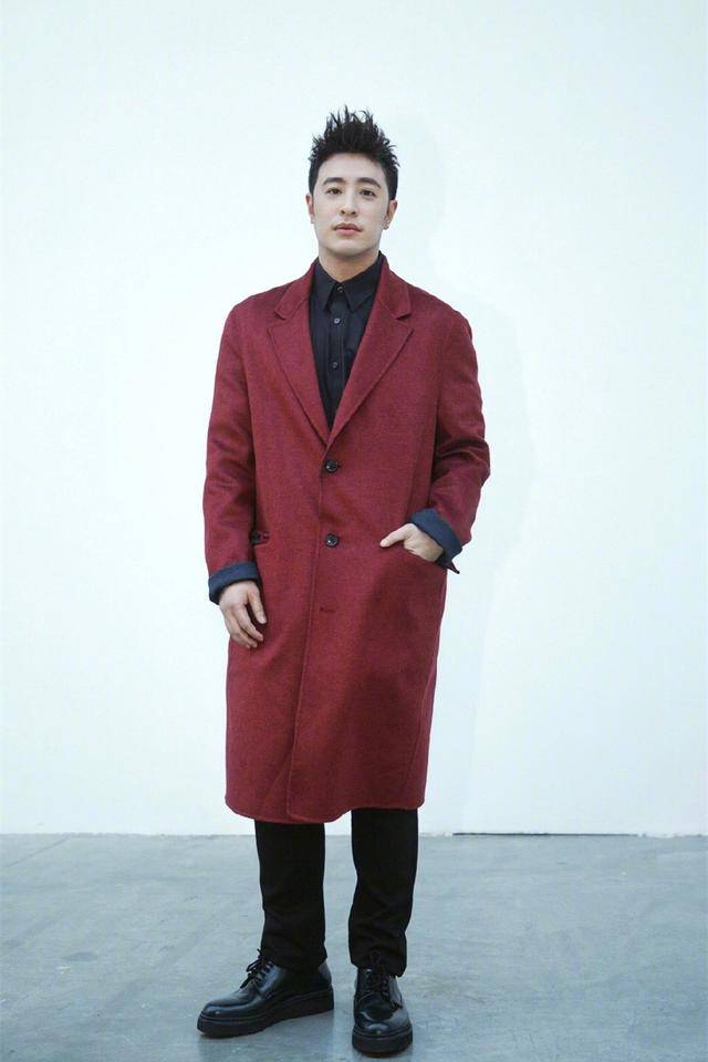 潘玮柏时装周看秀,穿印花上衣宫廷感十足