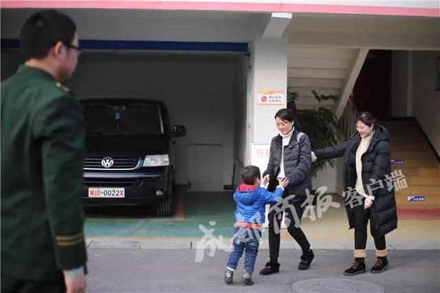 周芳芳说,丈夫说他喜欢女儿,他们本准备在购买新房后生二胎,生个女儿.