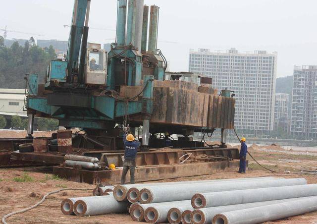 静压桩施工注意事项  1,建筑桩基础压桩前,应根据桩位平面图准确放线