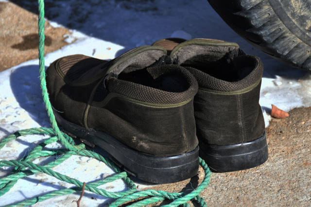 农村大叔赶集卖农产品为省钱零下12度光脚穿胶鞋大妈说出实情