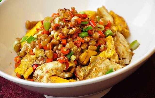 腊八豆和其他食材一起还能做成各种菜肴,如腊八豆炒蛋,腊八豆蒸腊肉