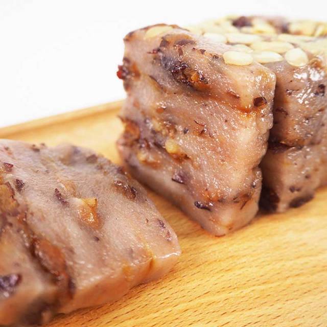 八宝糕的主要材料有:糯米,核桃仁,红豆,红枣,瓜子仁,红糖等