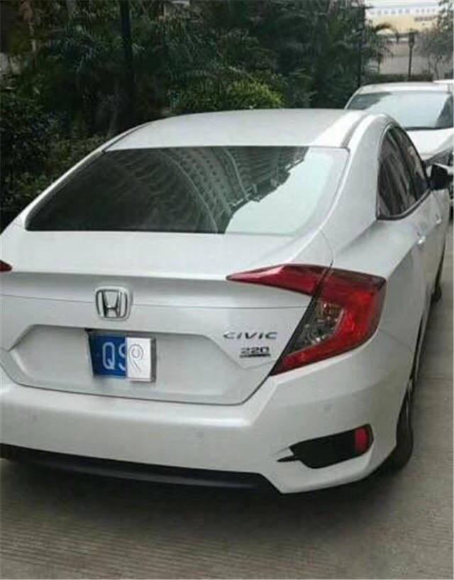 一位思域车主的爱车被人恶意将车牌折弯.