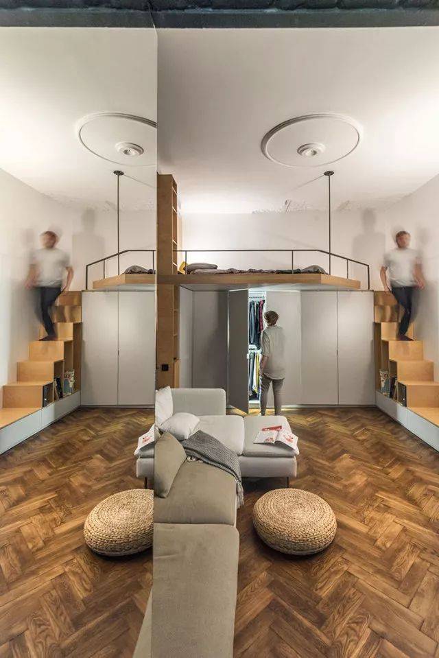 位于室内的夹层卧室,通过楼梯到达上方的床