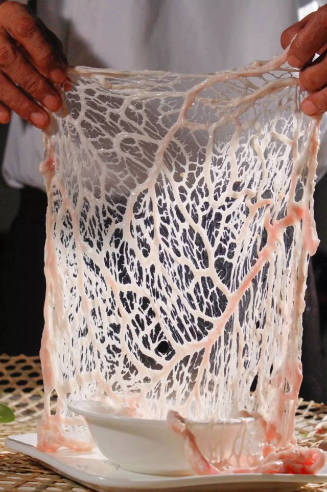 猪网油是猪在腹部的网状油脂 有一种特殊的甘香味