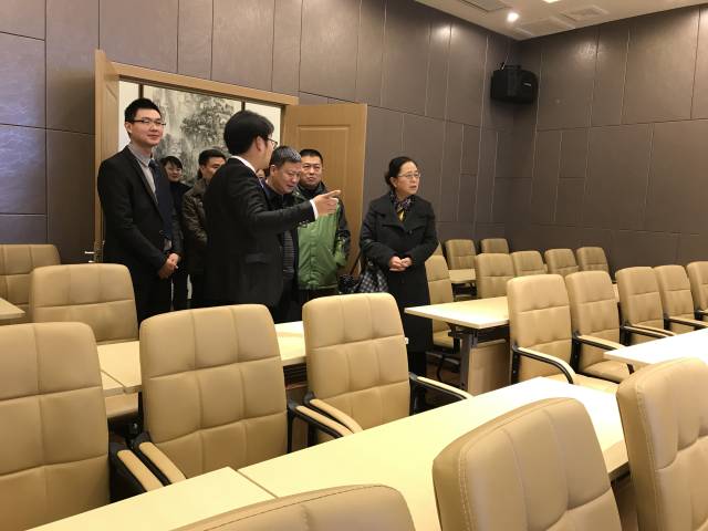 在桐梓县司法局局长郑安乾,桐梓县司法局政工科长娄飞等人的陪同下,到