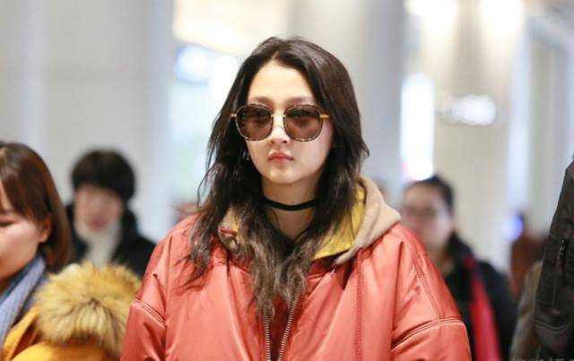 关晓彤脸肿了?棕色墨镜遮面一言不发未老先衰?