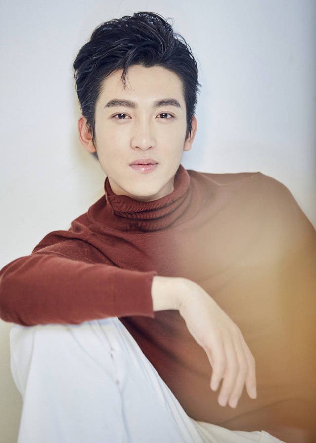 明俊臣冬日写真曝光 阳光男孩展露温暖笑容