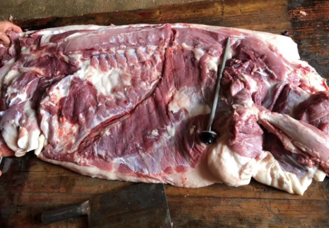 两兄弟跑进深山,花3000元买了一头土黑猪,现杀猪肉塞满了冰箱!