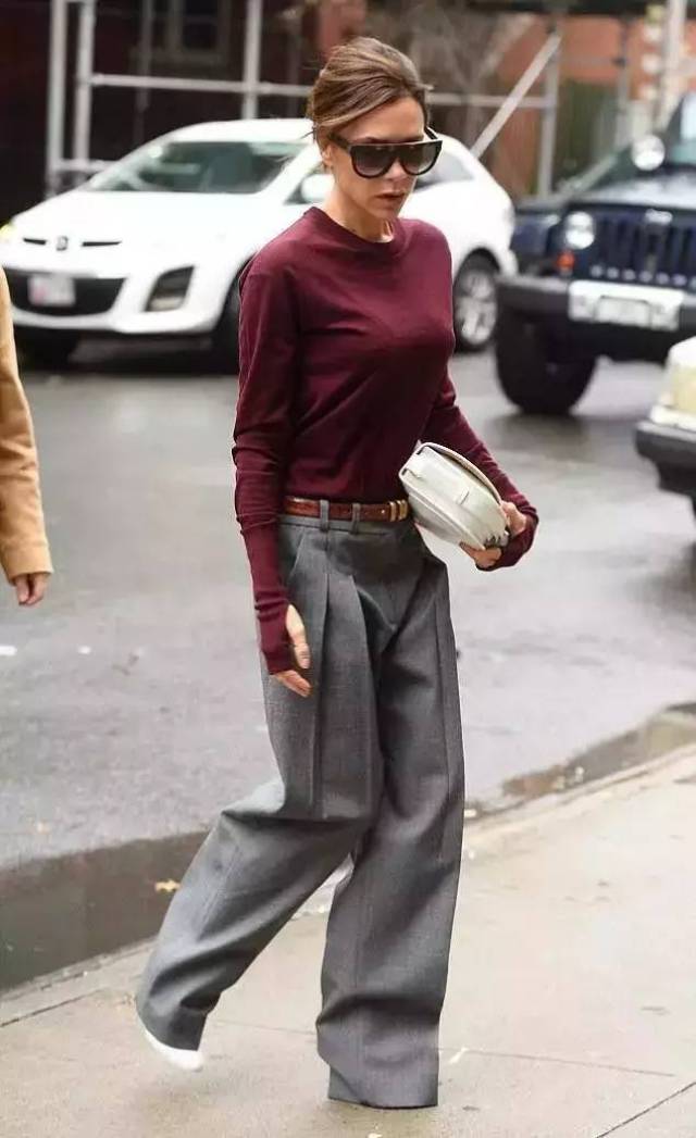 贝嫂的酒红色针织衫搭配灰色的西装阔腿裤,十分优雅,也穿出来气场.▼