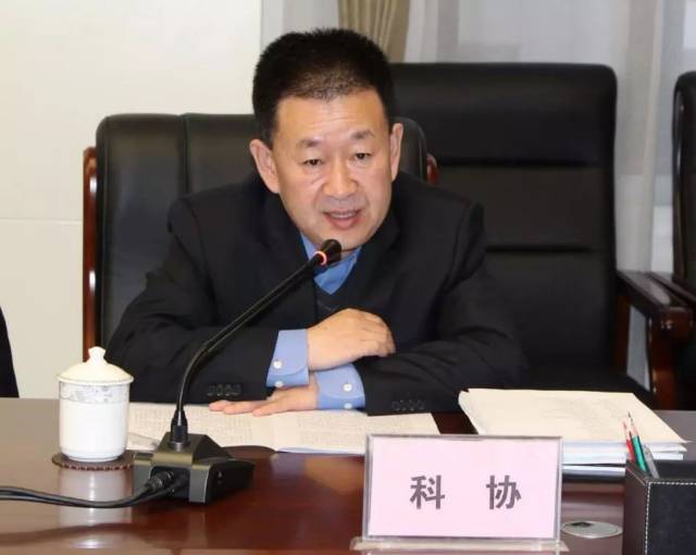 包头市政府副市长,市全民科学素质工作领导小组组长武二斌发表讲话,他