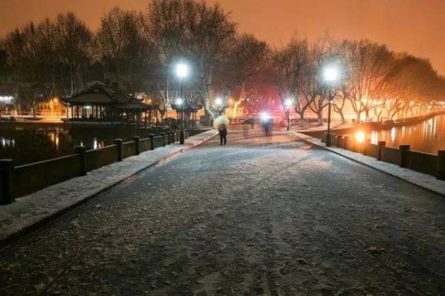 今早的断桥残雪,美呆!朋友圈的灵魂画手和雪人也都玩开了!