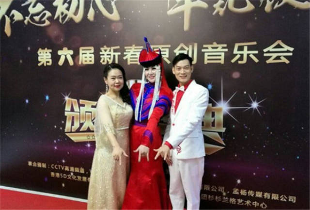 歌手天籁天(左一)星光大道评委格格(左二)与邹顺风(右一)合影