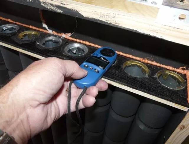 在加热器的框架里面,涂刷太阳能吸热系统专用的黑色涂料(这种涂料,不