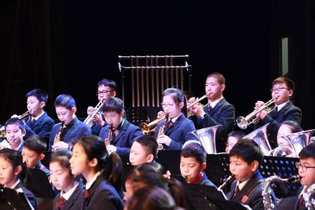 音乐会以付豪老师指挥的《世纪序曲》开场,乐团大团同学用多年的学