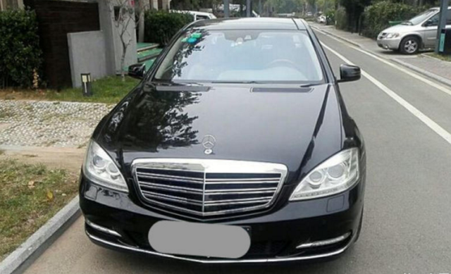 曝出了自己的爱车,是一辆黑色的老奔驰,成色依旧很新的2009款奔驰s600