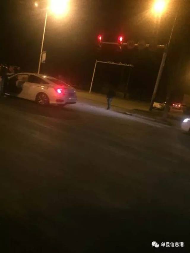 单县二中门口车祸,新思域瞬间崩溃!