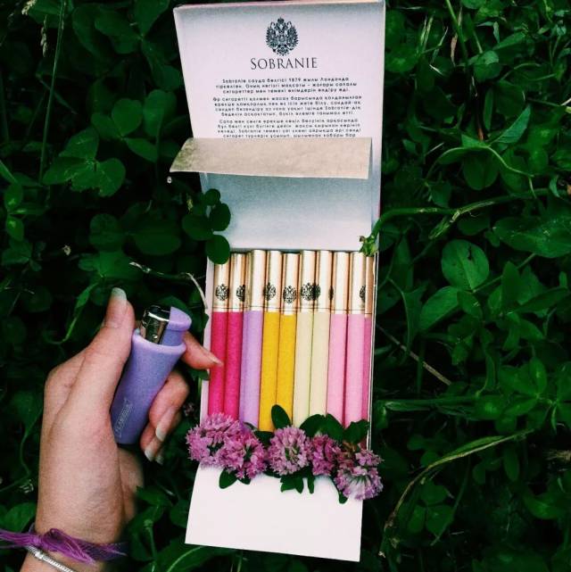 它的包装好看,出去玩的时候甚至有不抽烟的妹子在我抽完烟正要把烟盒