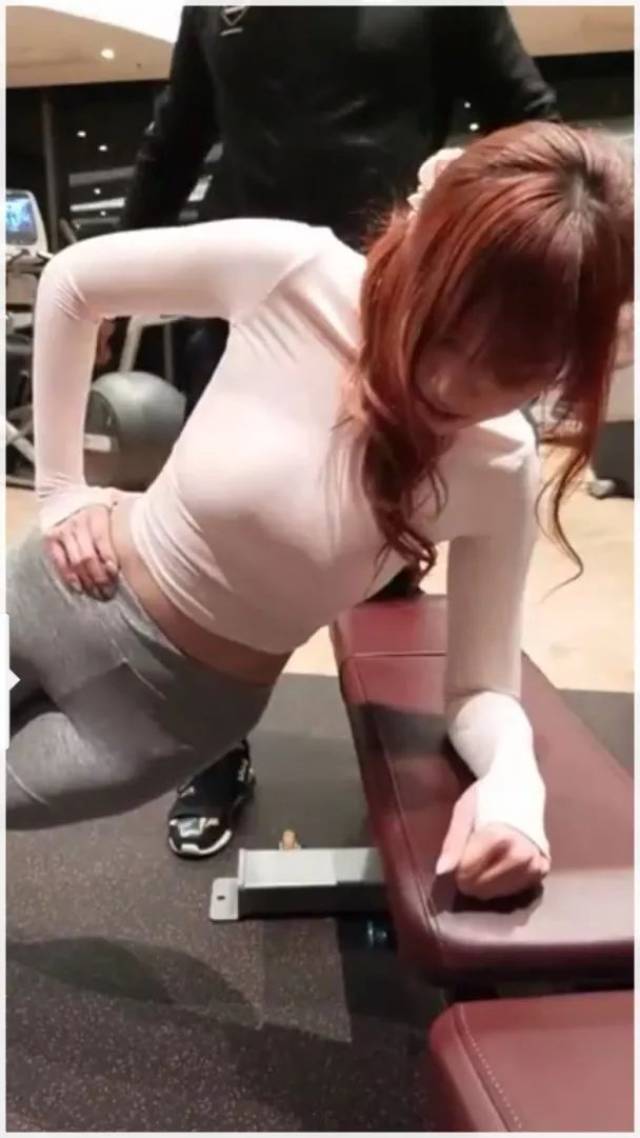 弗到爆!ig女神简帼仪着紧身运动衫裤直播操肌