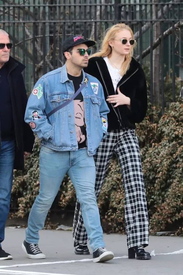 三傻sophie turner和二乔joe jonas最新街拍极清美图大赏!