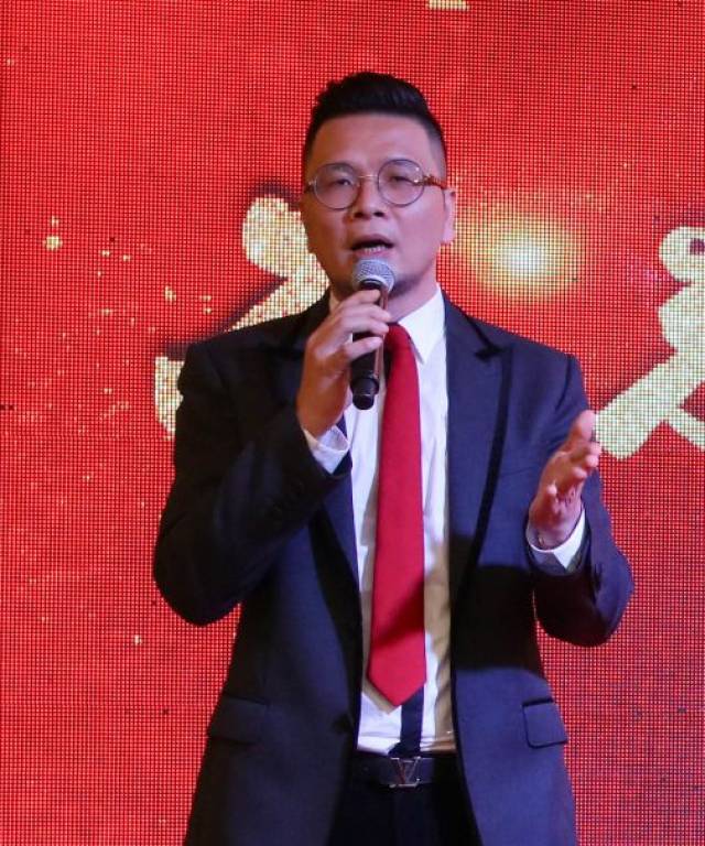 光为照明董事长周檀煜先生致辞 年会现场,光为照明董事长周檀煜发表