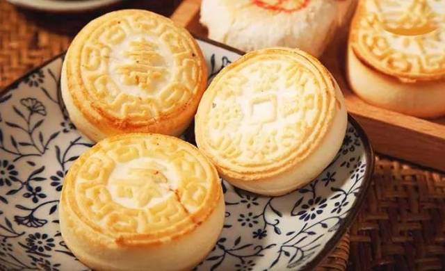 精选白糖,蜂蜜制馅,皮质酥松馅绵细,有蜂蜜清芳,象征幸福美满! 寿字饼