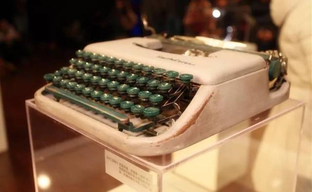 安德森(贺坪 饰)使用并在剧中多次提及的史密斯·科隆纳牌打字机(1950