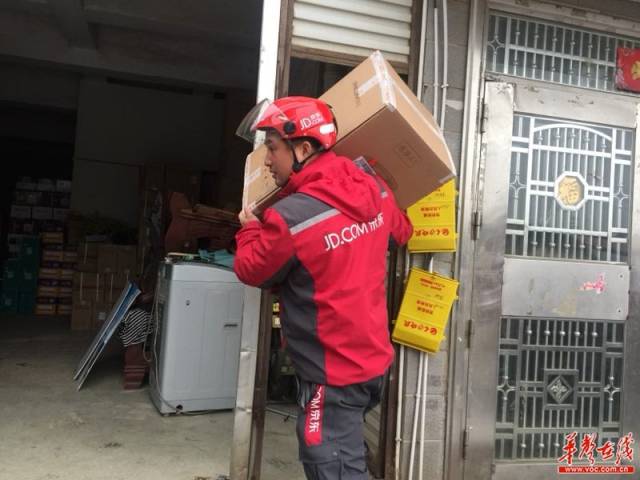 快递小哥送货"捡到"小孩 雪中陪伴等来妈妈