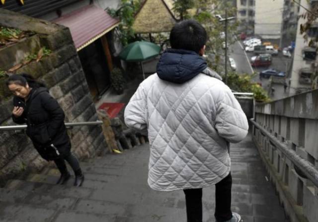 烟草稽查人员伪装暗查 与假烟贩子拼"演技"