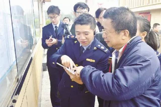在福州名成水产品市场,林凤祥局长(右一)正在认真查看水产品检测报告.