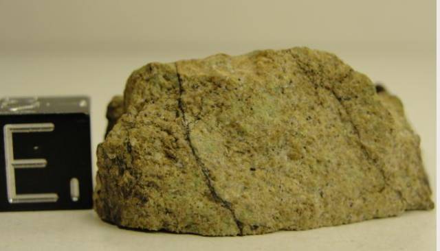 今天推荐欣赏一颗颜色为黄绿色的月球玄武岩质陨石,据介绍此陨石是在