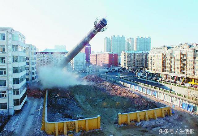 爆破成功丨哈尔滨一60米高供暖烟囱按预设"轨道"倒下