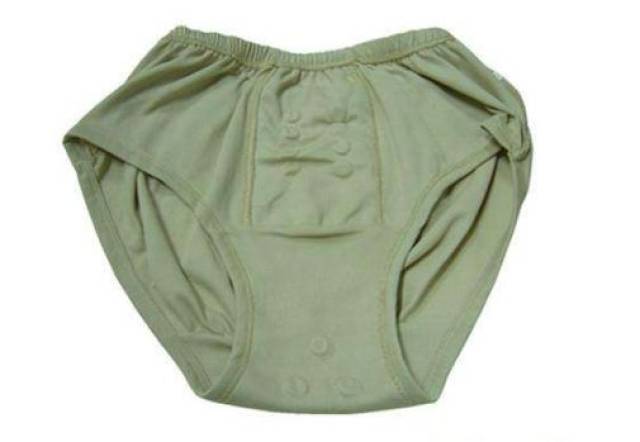 经常晾在卫生间 天洗完澡就把内裤顺手洗了 然后晾在卫生间 内裤晾在