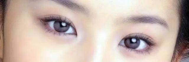 开扇形:靠近眼头处的双眼皮折痕较窄,到眼尾慢慢变宽如扇子.