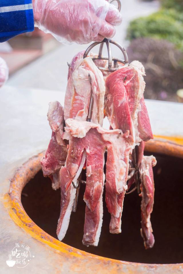 [  馕坑烤架子肉 ]