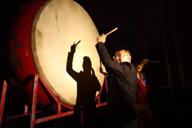 18点08分,伴随着隆隆的鼓声,300余位嘉宾进场就坐.