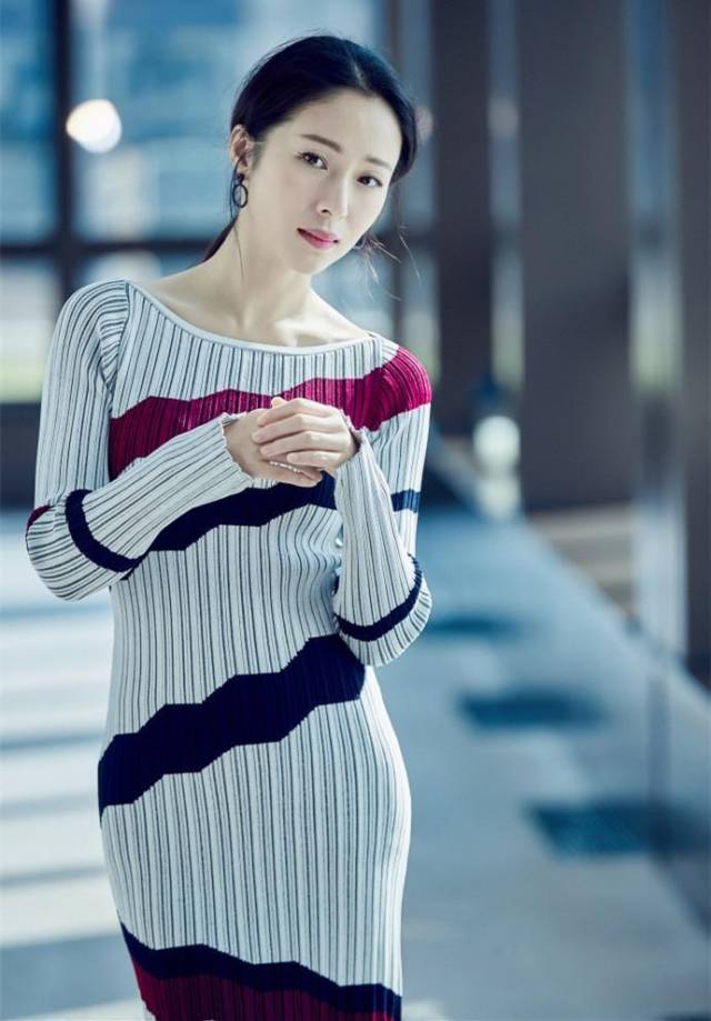 46岁俞飞鸿撞衫34岁江一燕, 网友: 高级脸和寡