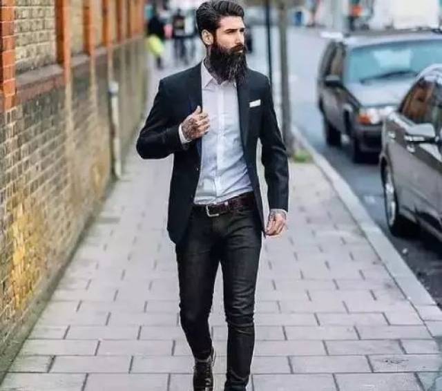 30岁男人牛仔裤 西装,这样穿时髦又稳重