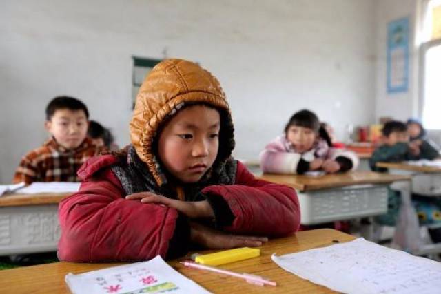 有的孩子怕冷,上课的时候会选择带上帽子.