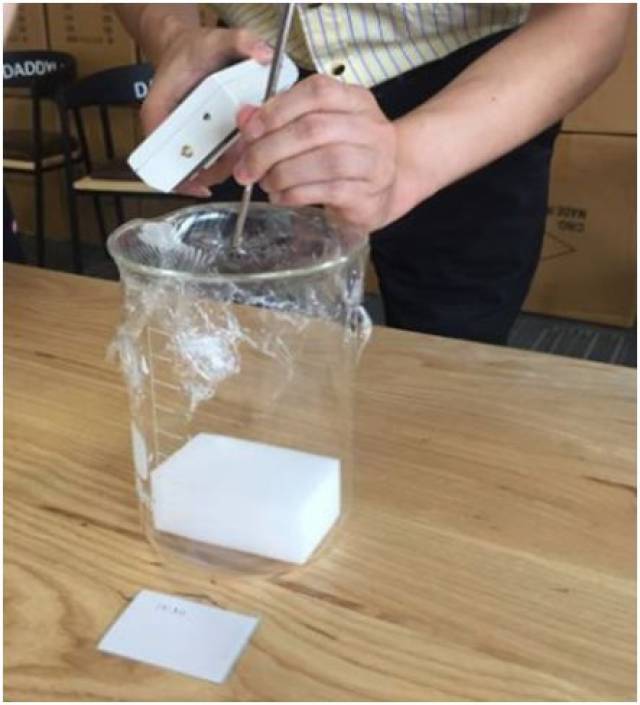 第一组:用保鲜膜罩住的玻璃瓶放置2块魔术擦.