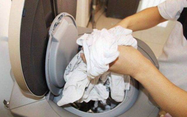 脱水的衣服马上晒