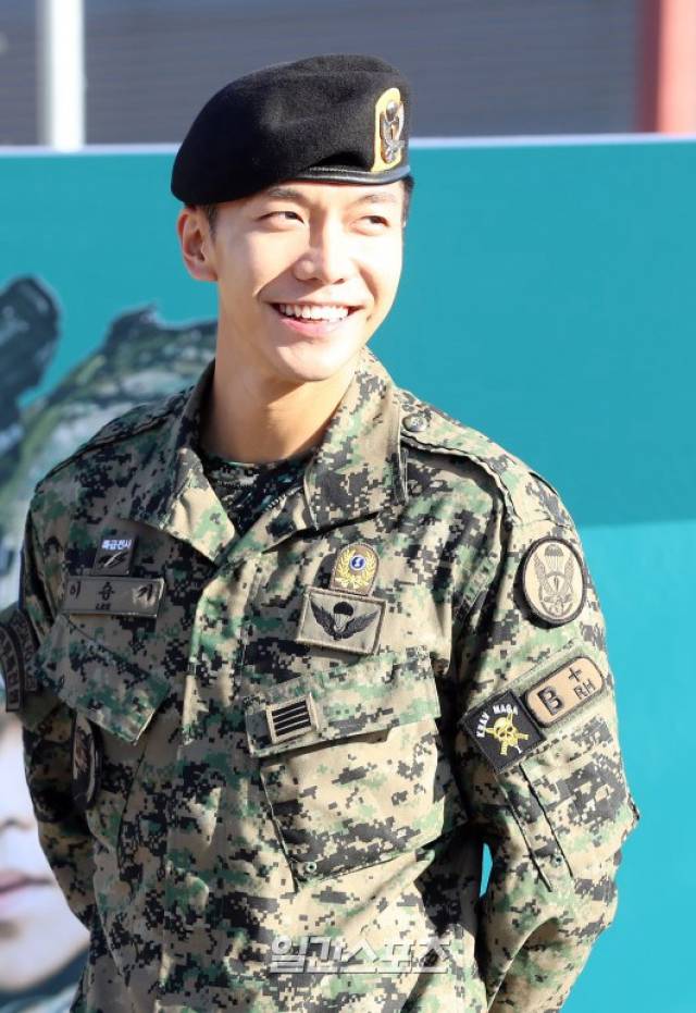 近日,正在军队服役的韩国人气演员都教授金秀贤的帅气军装照曝光