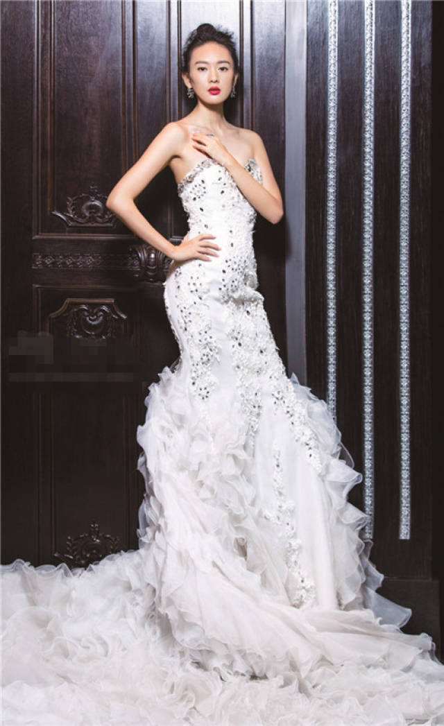 承诺的琴瑟和鸣 气质女星童瑶用婚纱诠释浪漫爱情故事