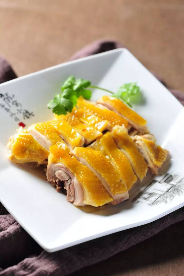 咸香鸡是中国各大菜系 最具特色的烹调技艺菜式