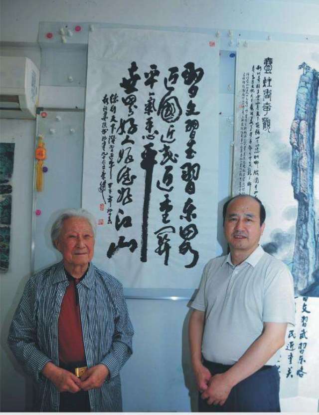 国画大师彭祖华今年98岁了,满头银丝的他,面色红润极了,脸上看不到一
